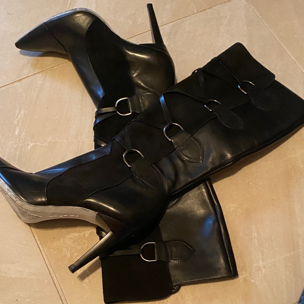 Via Spiga Black Heeled Boots with Buckle Detail. Made in Brazil.